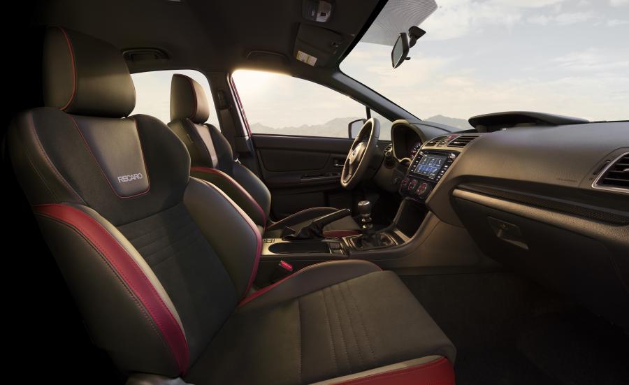 Интерьер Subaru WRX 2017 года  (NA) (фото 6 из 45)
